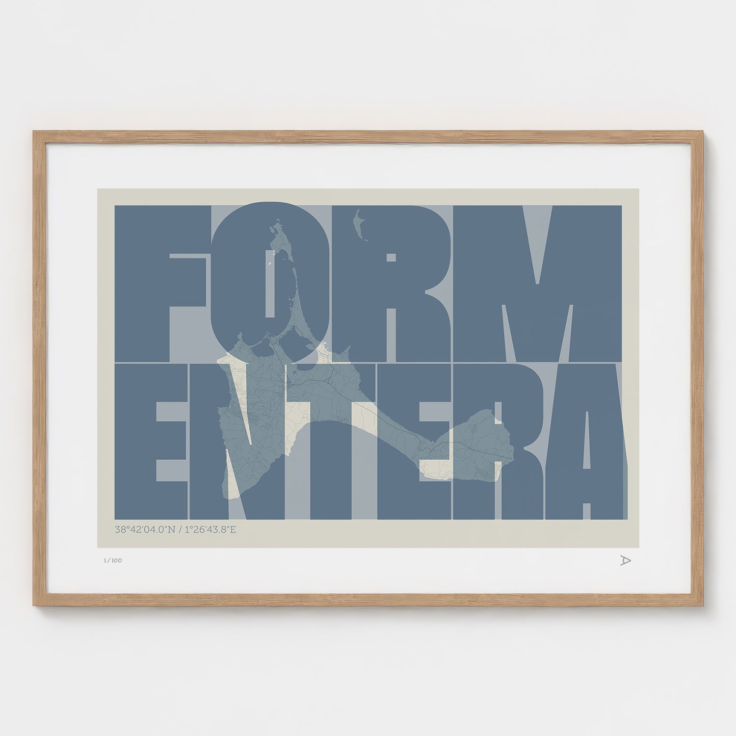 Lámina tipográfica de Formentera – diseño Extra Comprimida, marco de madera natural