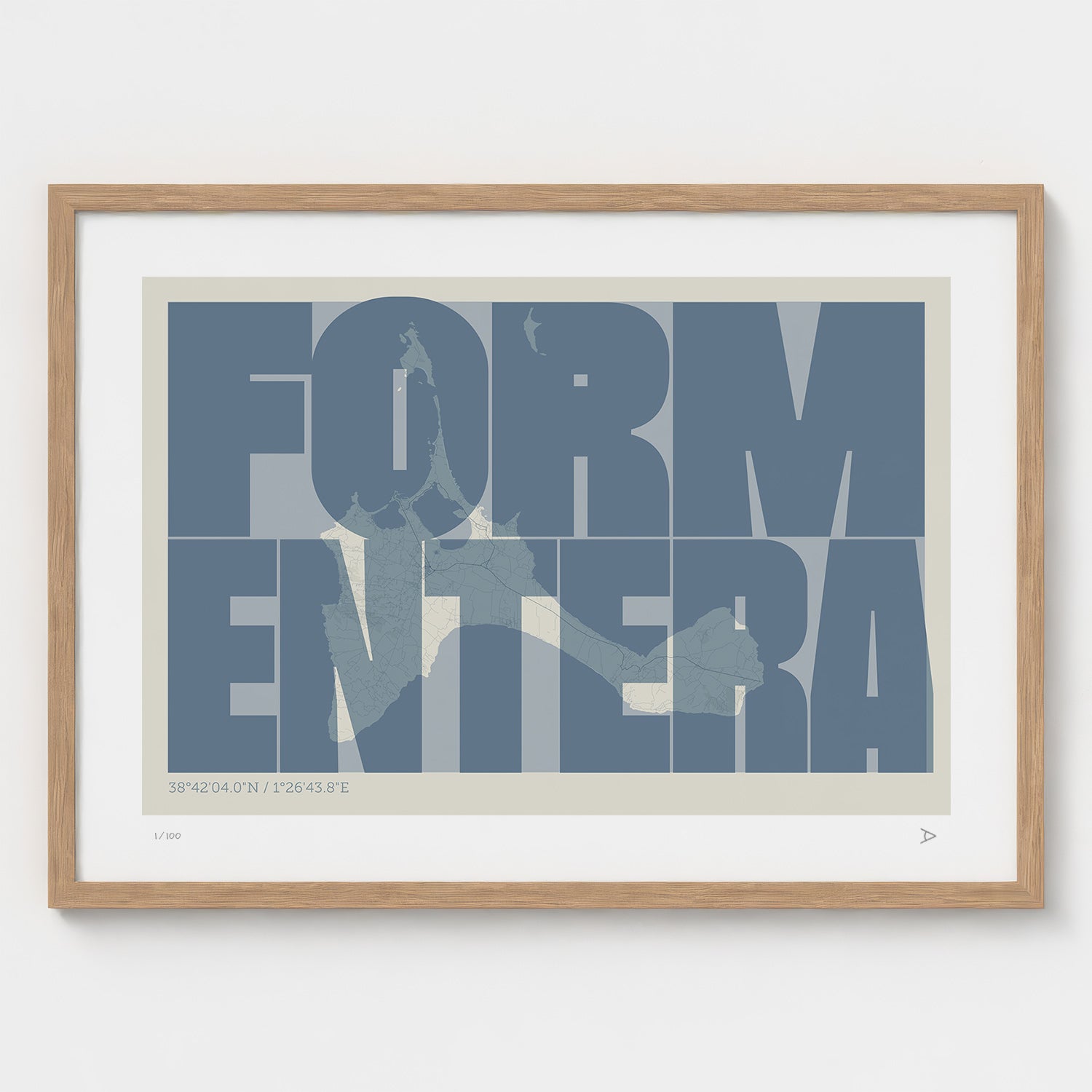 Lámina tipográfica de Formentera – diseño Extra Comprimida, marco de madera natural