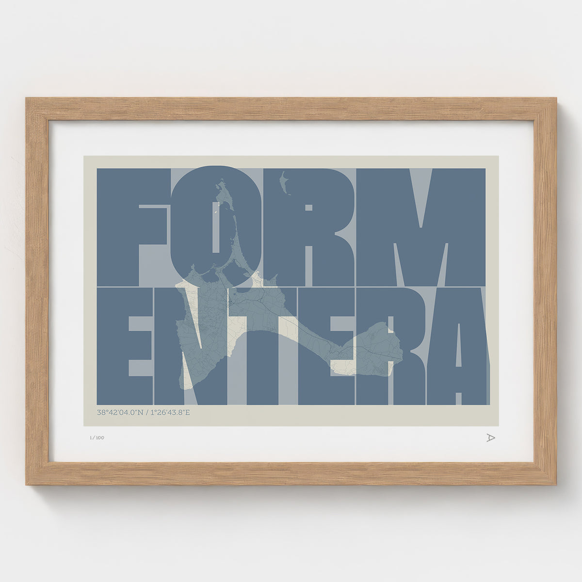 Lámina tipográfica de Formentera – diseño Extra Comprimida, marco de madera natural