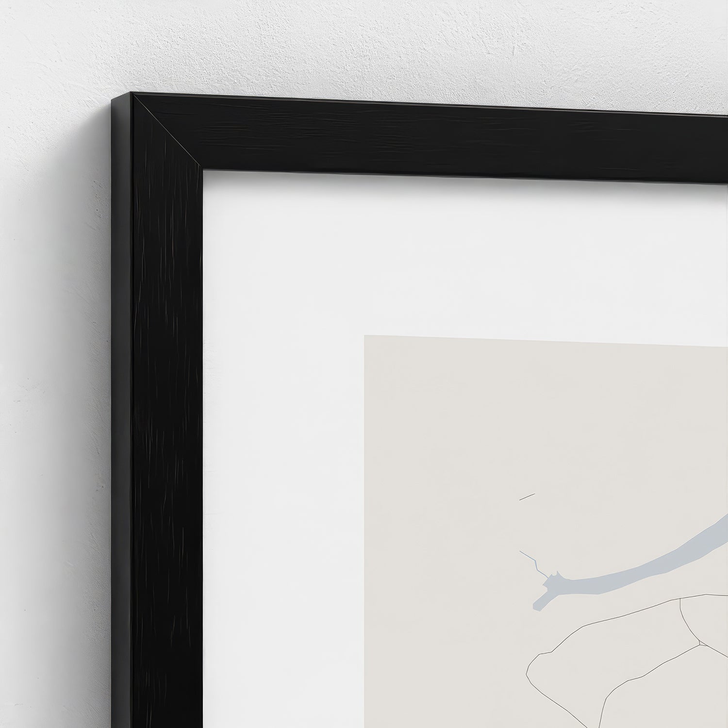 Detalle del marco de madera negro en la lámina mapa de Algeciras