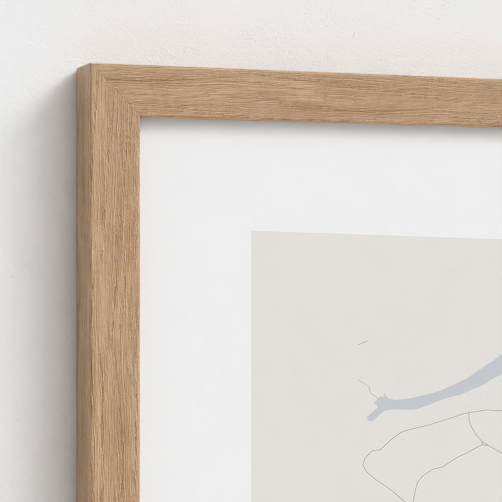 Detalle del marco de madera natural en la lámina mapa de Algeciras