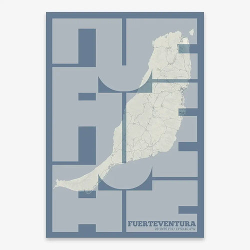 Mapa de Fuerteventura en mi diseño la Inseparable, una visión artística con una tipografía expresiva que muestra la abreviatura del nombre sobre el mapa detallado diseñado en gris azulado y fondo blanco roto