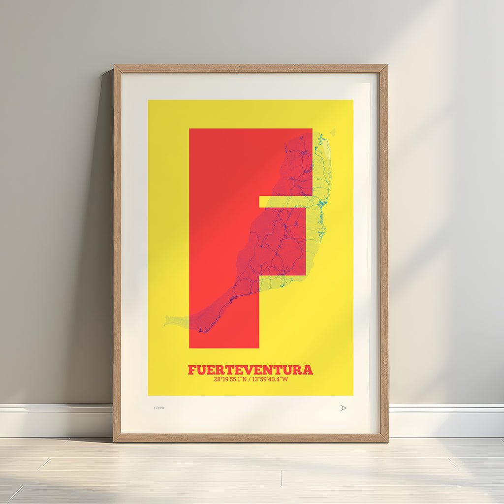 Láminas mapa de Fuerteventura enmarcadas en negro y madera natural