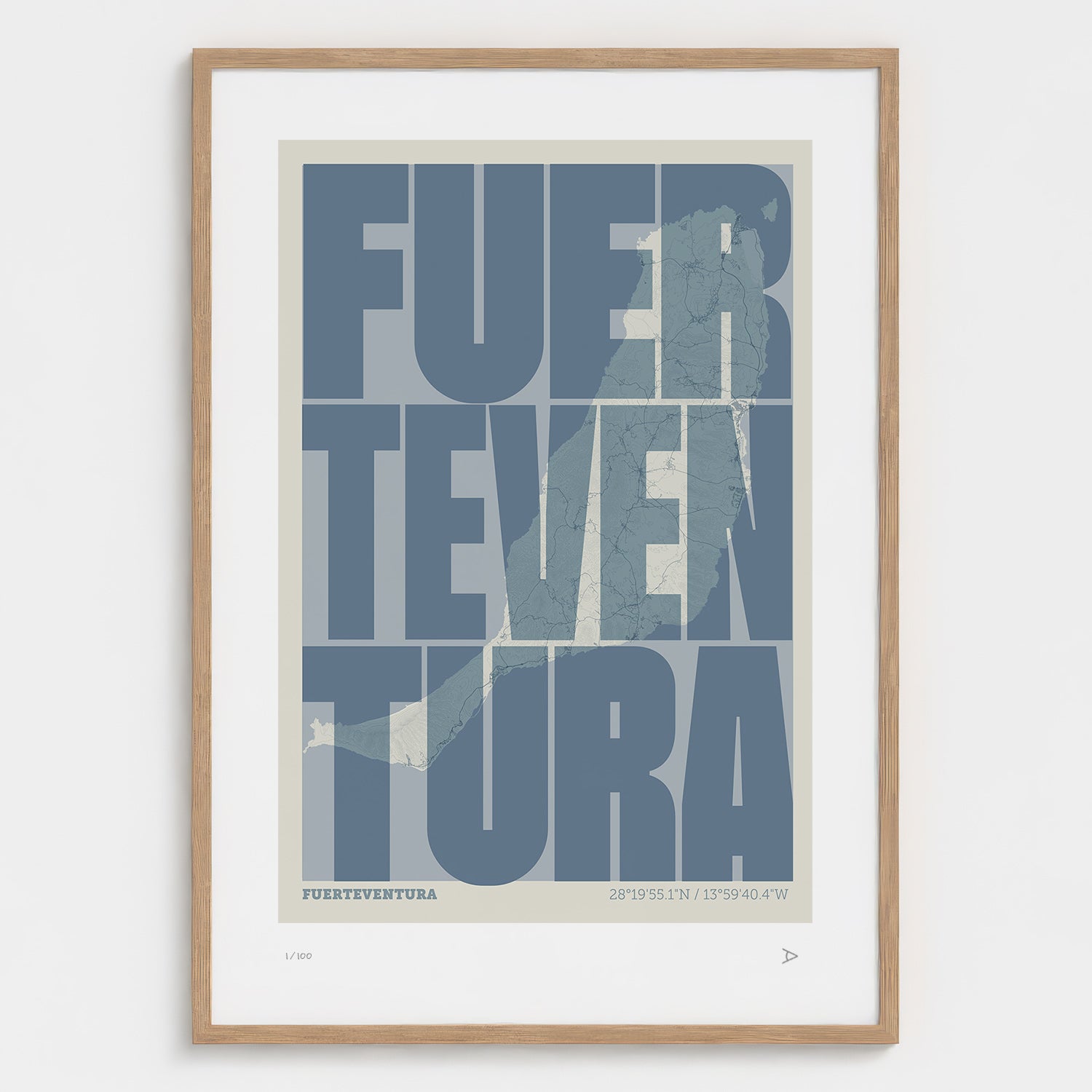 Lámina tipográfica de Fuerteventura – diseño Extra Comprimida, marco de madera natural