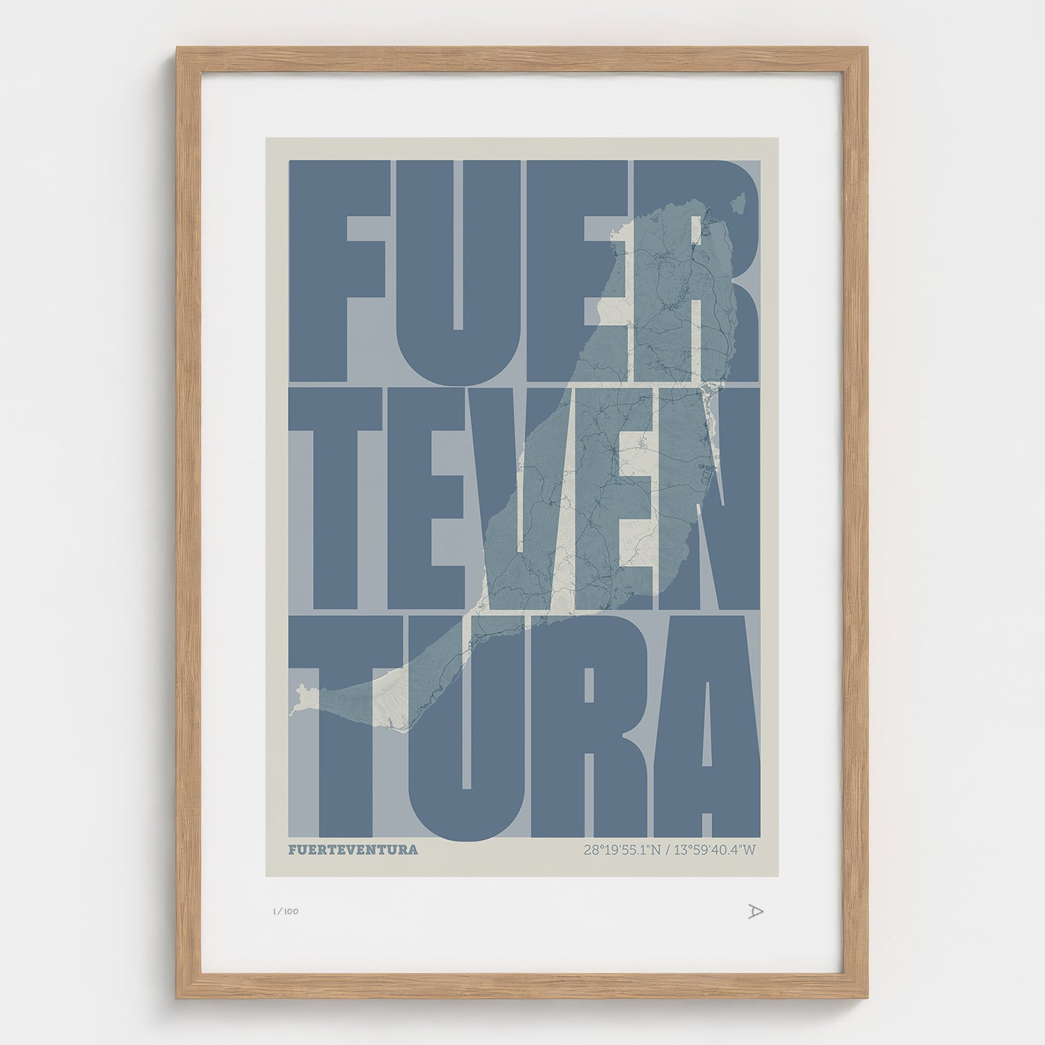 Lámina tipográfica de Fuerteventura – diseño Extra Comprimida, marco de madera natural