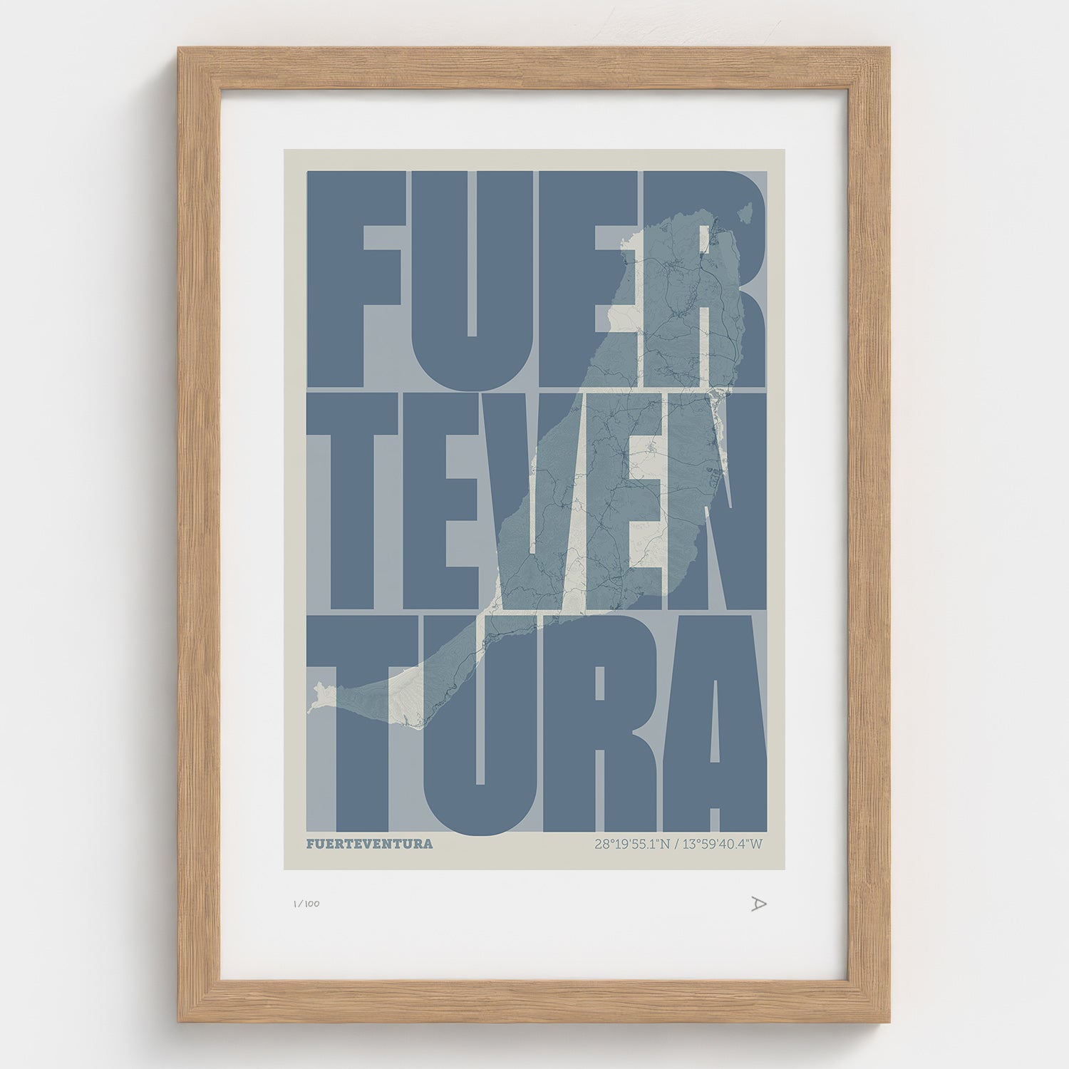 Lámina tipográfica de Fuerteventura – diseño Extra Comprimida, marco de madera natural