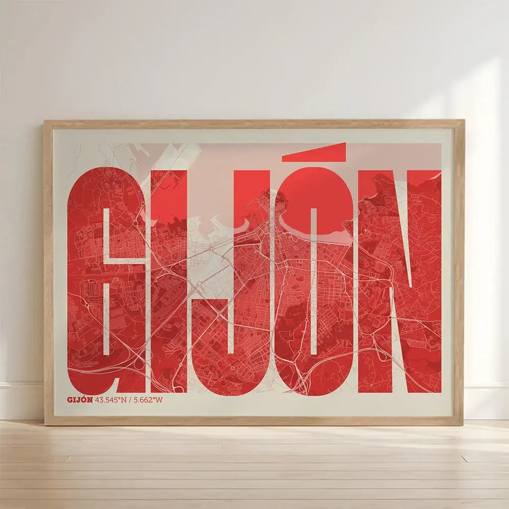 Cuadro de Gijón en el diseño la Extra Comprimida, donde las letras se ajustan al ancho del mapa de la ciudad diseñado en rojo y fondo blanco roto con impresión sin márgenes, apoyado contra la pared