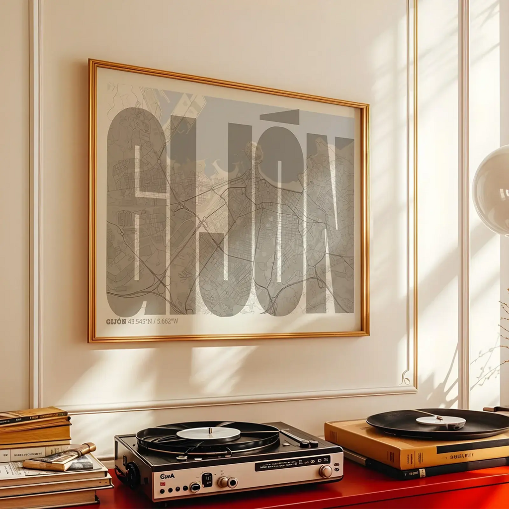 Diseño de interiores moderno con la lámina de Gijón en el diseño la Extra Comprimida, donde las letras se ajustan al ancho del mapa de la ciudad diseñado en marrón claro y fondo blanco roto, expuesto en la pared de un salón