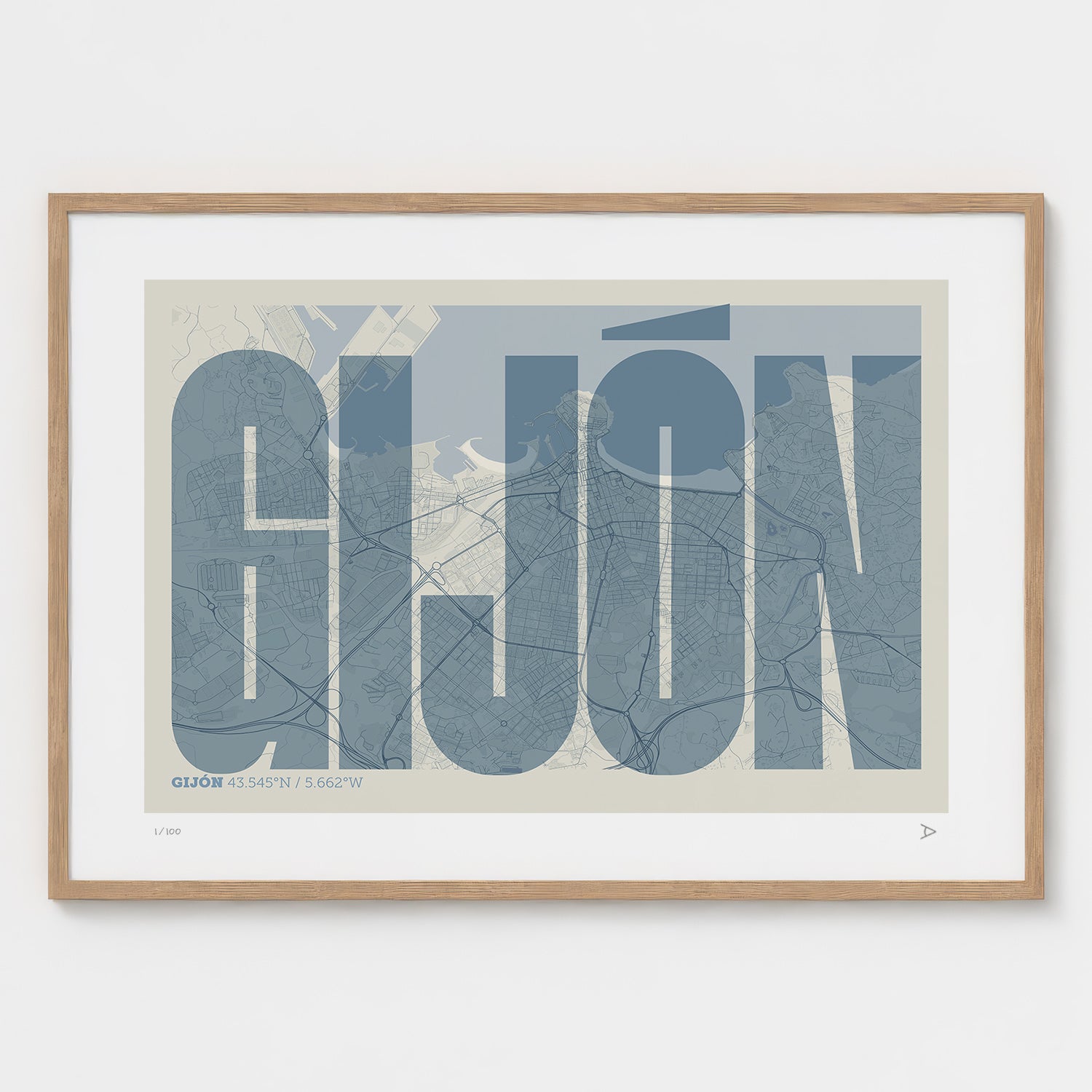 Lámina tipográfica de Gijon – diseño Extra Comprimida, marco de madera natural