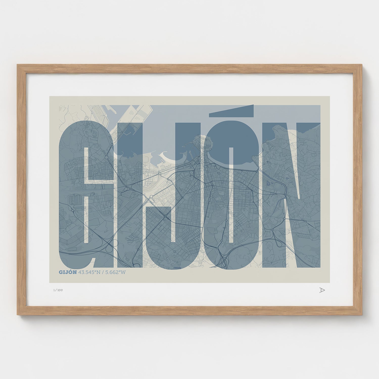 Lámina tipográfica de Gijon – diseño Extra Comprimida, marco de madera natural