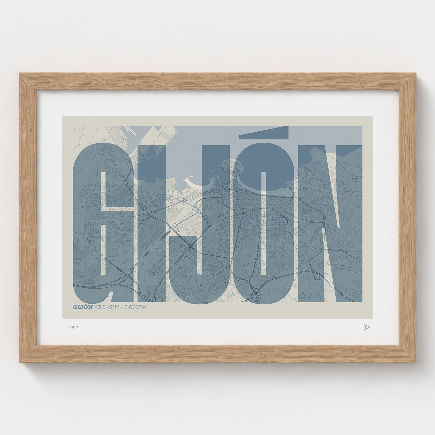Lámina tipográfica de Gijon – diseño Extra Comprimida, marco de madera natural
