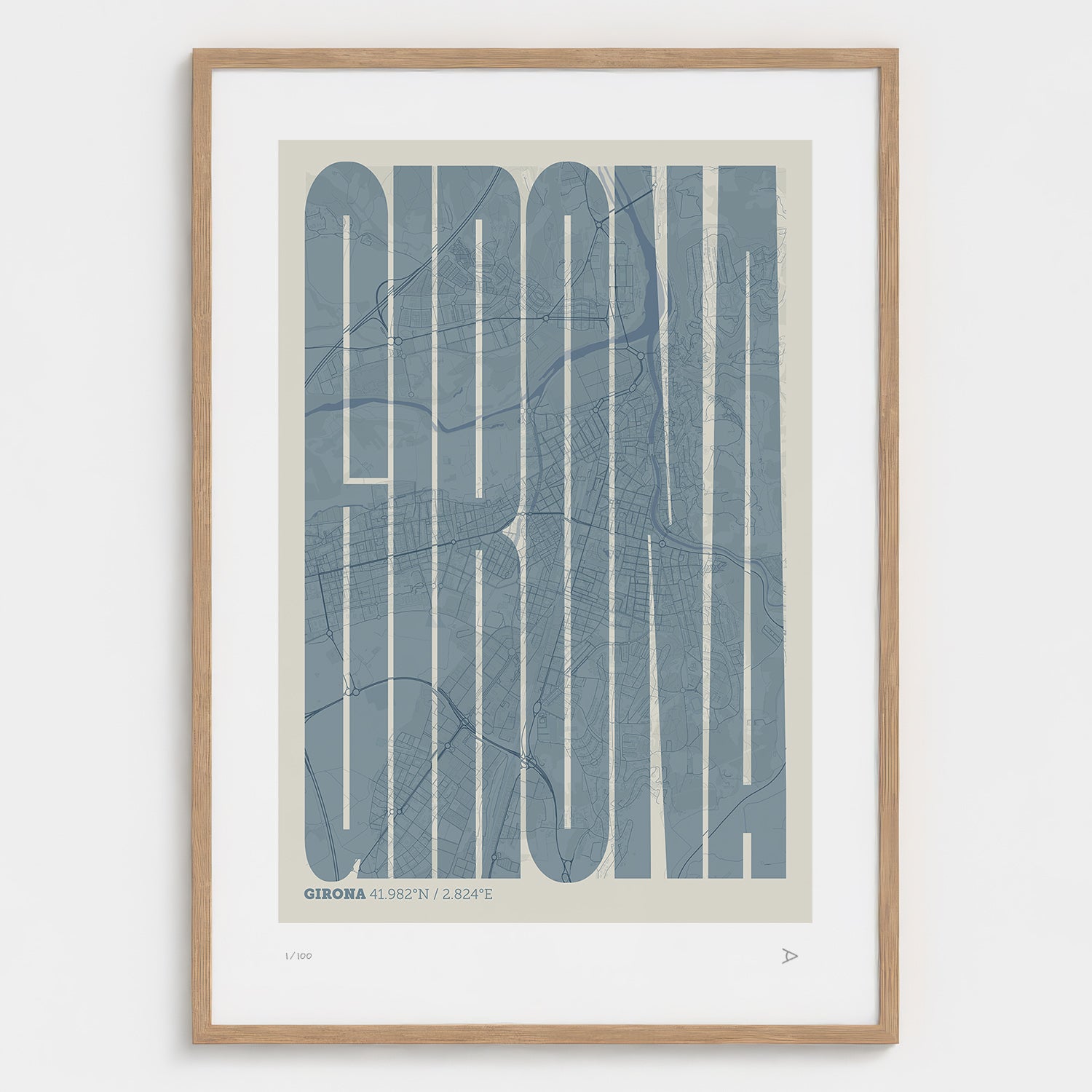 Lámina tipográfica de Girona – diseño Extra Comprimida, marco de madera natural