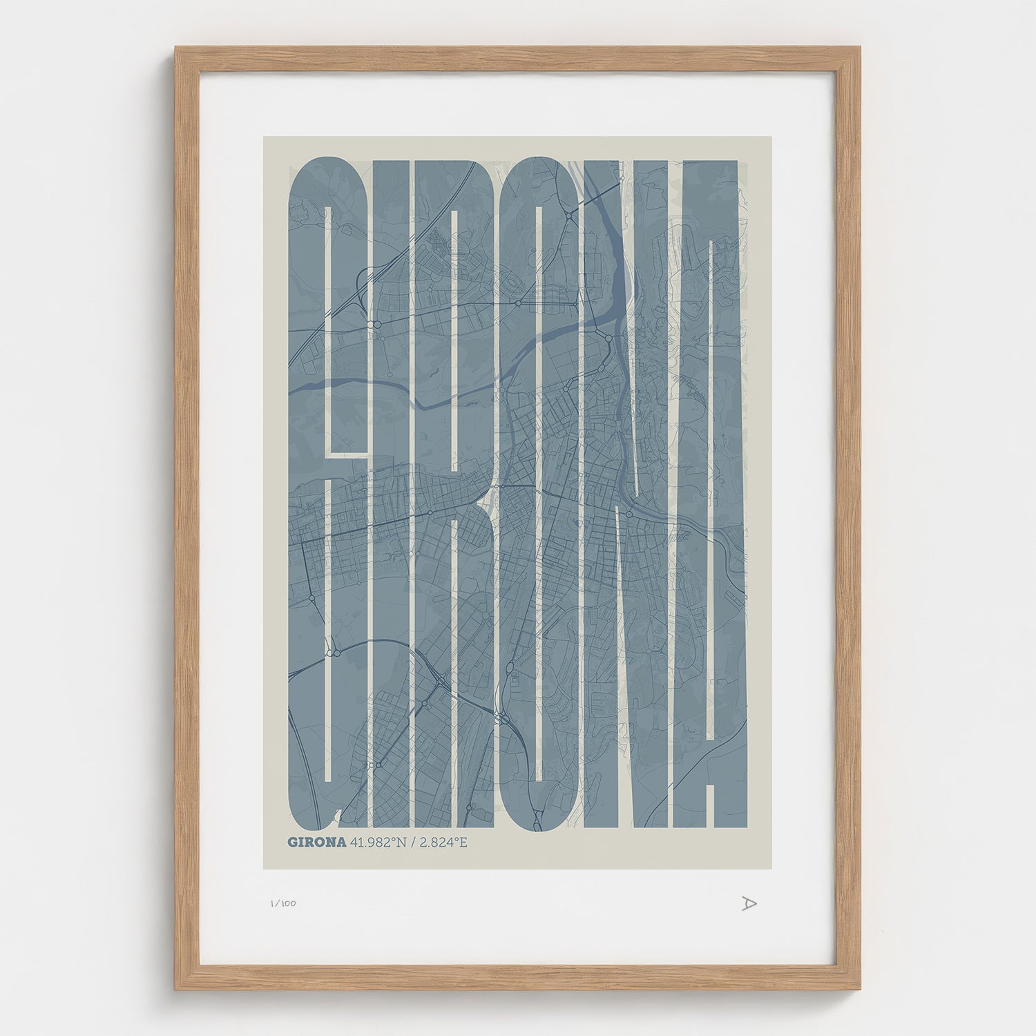 Lámina tipográfica de Girona – diseño Extra Comprimida, marco de madera natural