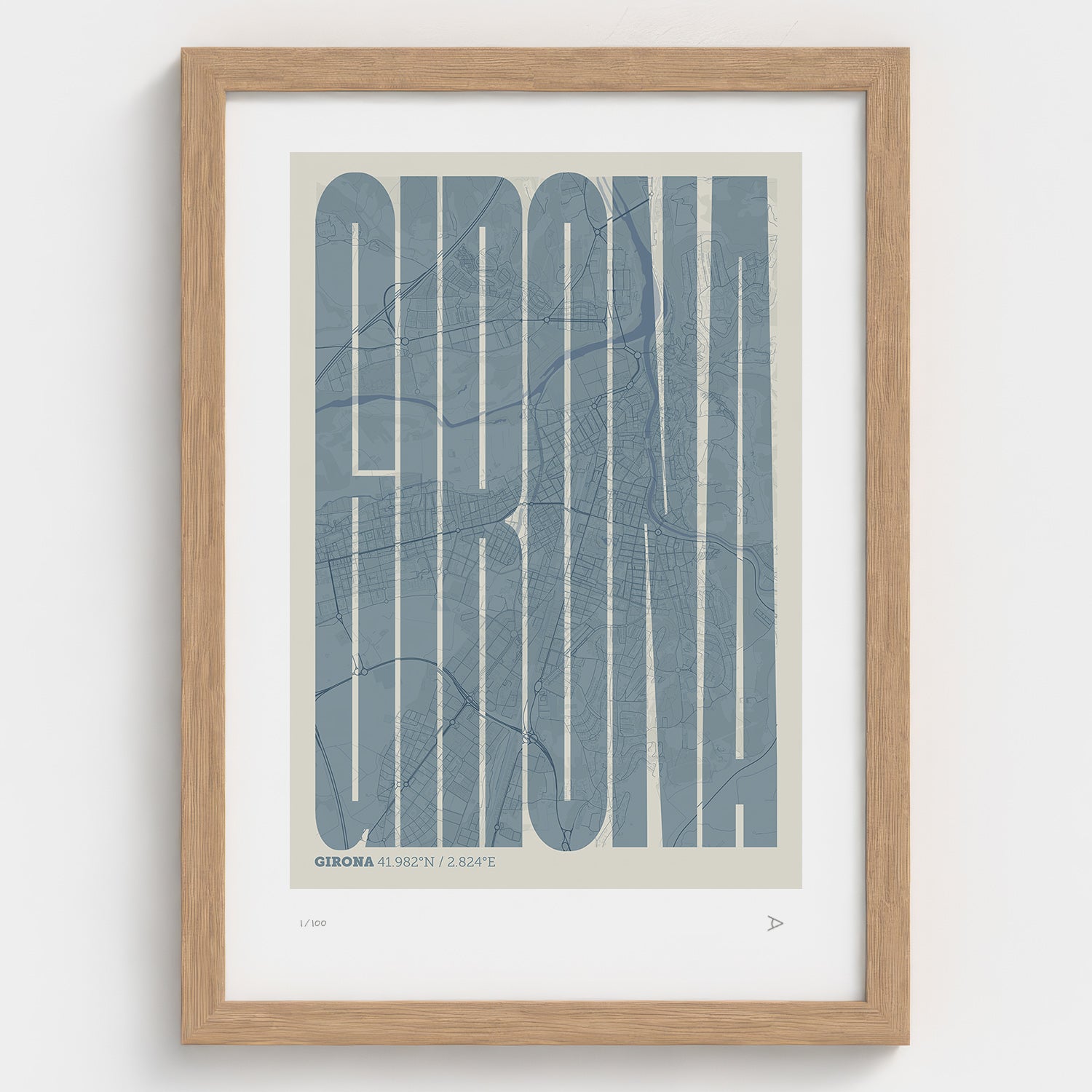 Lámina tipográfica de Girona – diseño Extra Comprimida, marco de madera natural