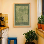 Diseño de interiores moderno con la lámina de Huesca en mi diseño la Súper Bold, un póster tipográfico donde el mapa de la ciudad se fusiona con una tipografía extra gruesa para un impacto visual moderno diseñado en dos tonos de verde, expuesto en la pared de un salón