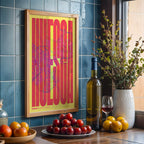 Diseño de interiores moderno con la lámina de Huesca en el diseño la Extra Comprimida, donde las letras se ajustan al ancho del mapa de la ciudad diseñado en amarillo y fucsia, expuesto en la pared de un salón
