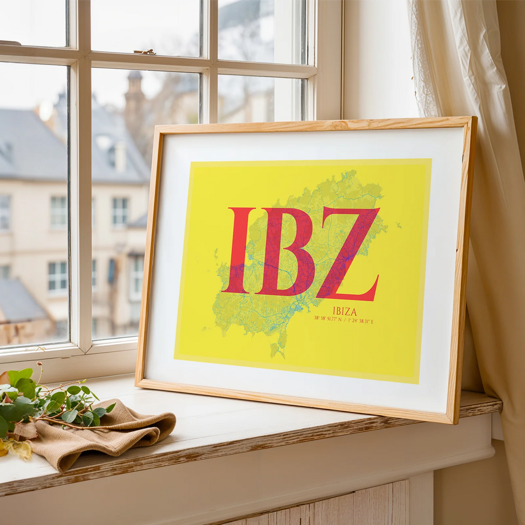 Diseño de interiores moderno con la lámina de Ibiza en el diseño la Clásica, inspirado en la tipografía cincelada con una fuente elegante que crea un bonito contraste visual diseñado en amarillo y fucsia, expuesto en la pared de un salón