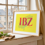 Diseño de interiores moderno con la lámina de Ibiza en el diseño la Clásica, inspirado en la tipografía cincelada con una fuente elegante que crea un bonito contraste visual diseñado en amarillo y fucsia, expuesto en la pared de un salón