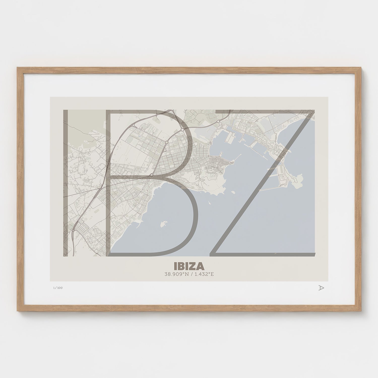Lámina tipográfica de Ibiza – diseño Ultrafina, marco de madera natural