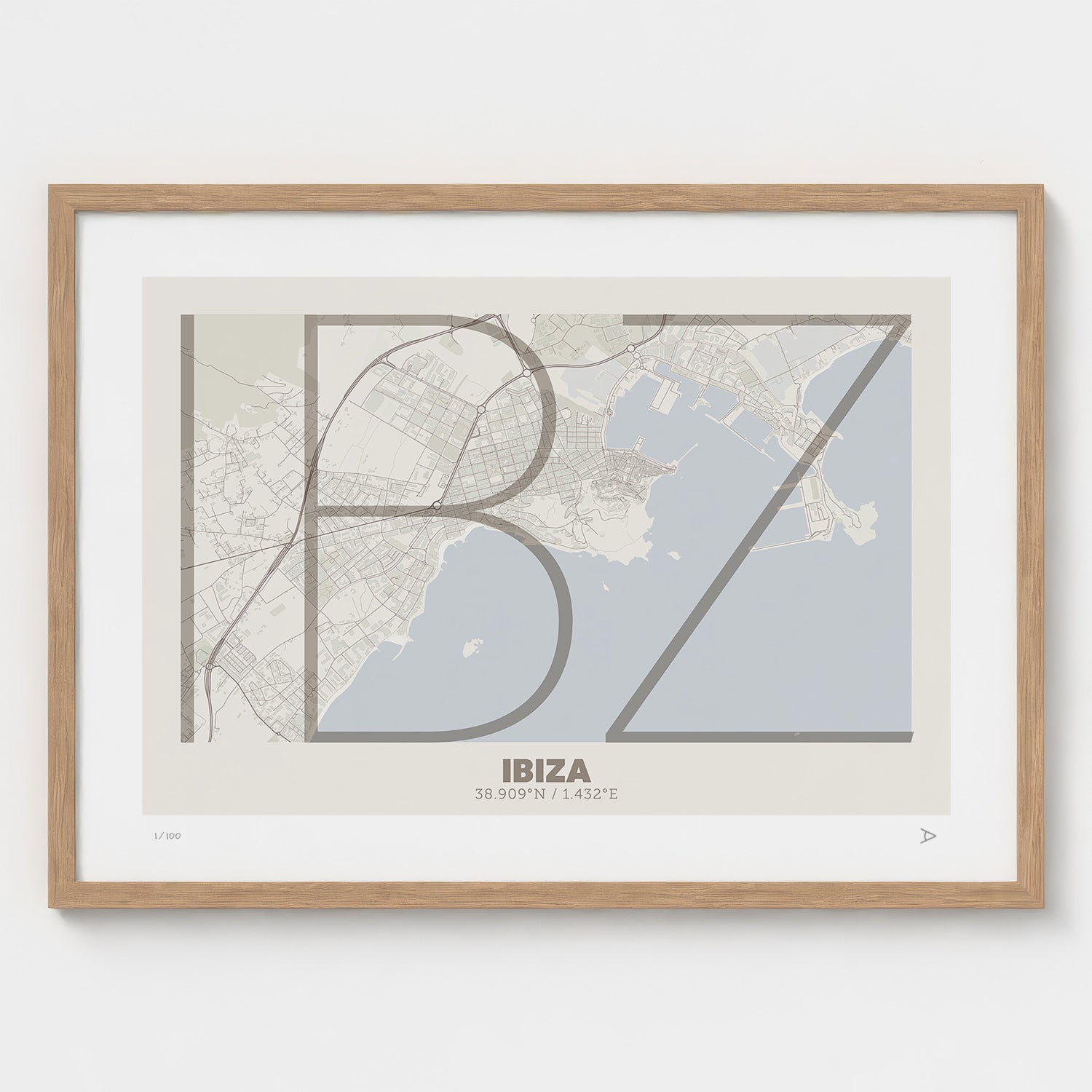 Lámina tipográfica de Ibiza – diseño Ultrafina, marco de madera natural