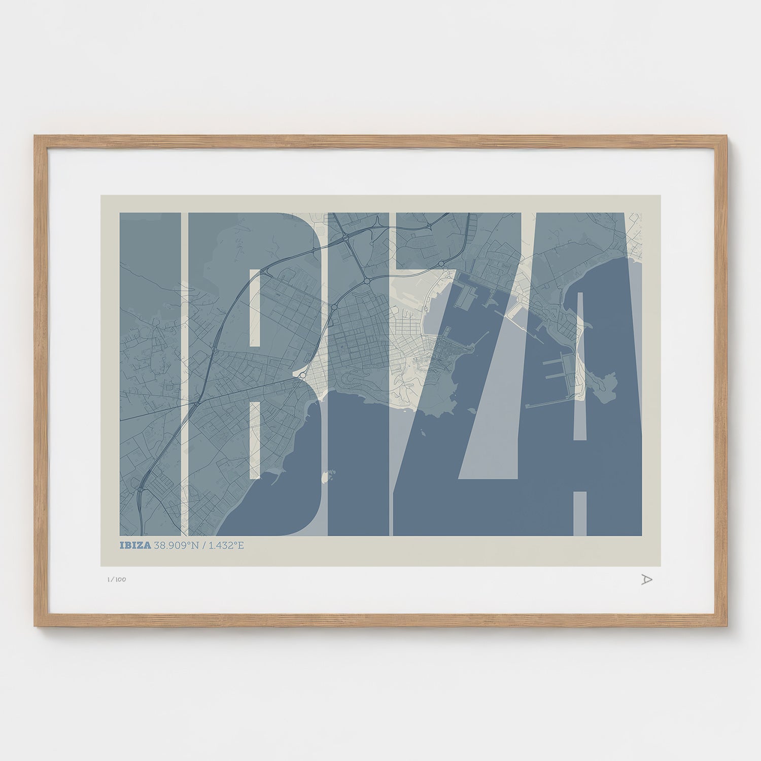 Lámina tipográfica de Ibiza – diseño Extra Comprimida, marco de madera natural