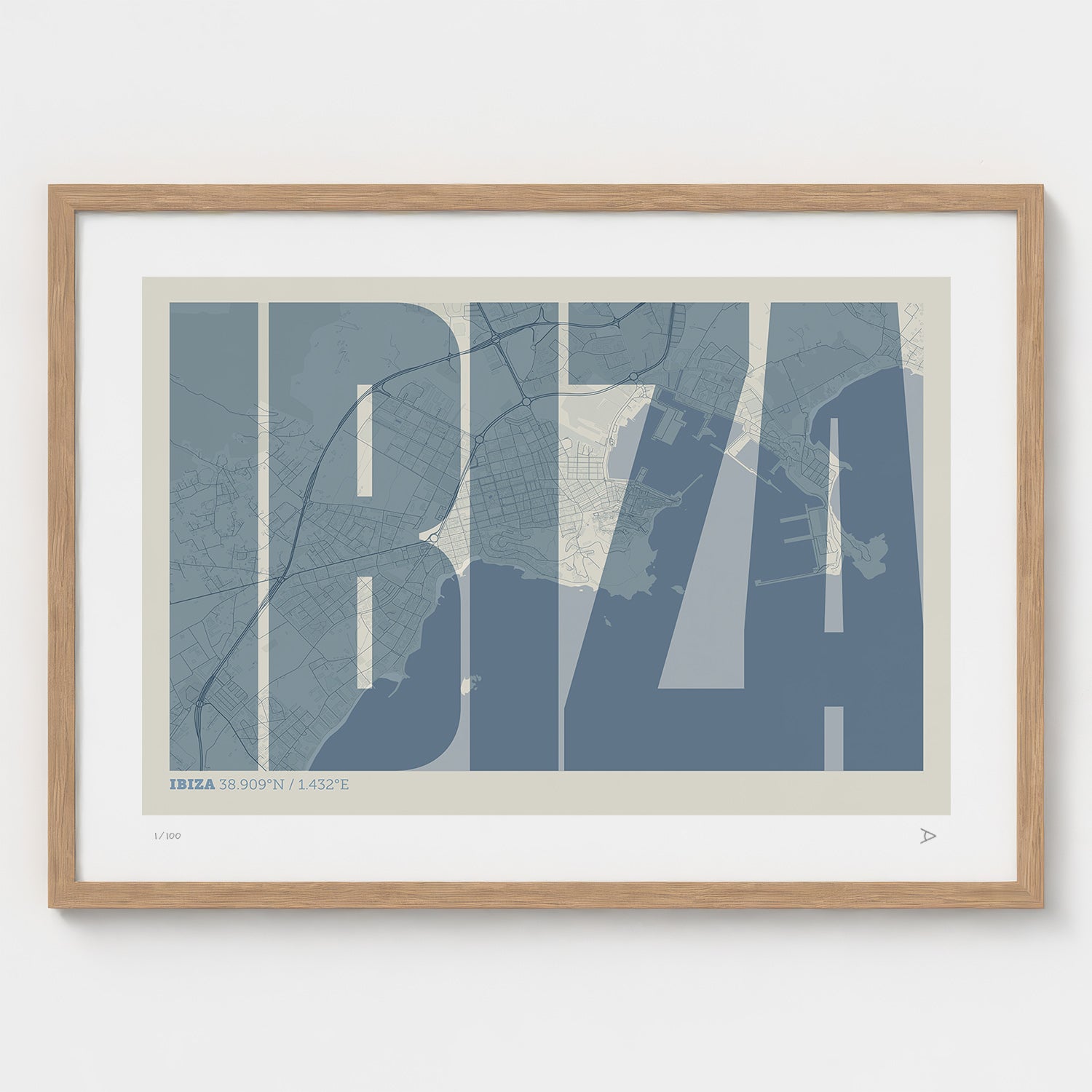 Lámina tipográfica de Ibiza – diseño Extra Comprimida, marco de madera natural