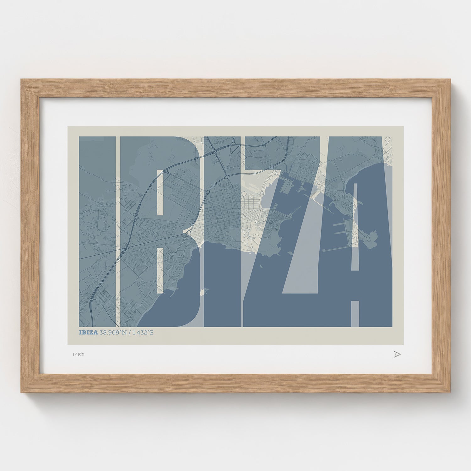 Lámina tipográfica de Ibiza – diseño Extra Comprimida, marco de madera natural