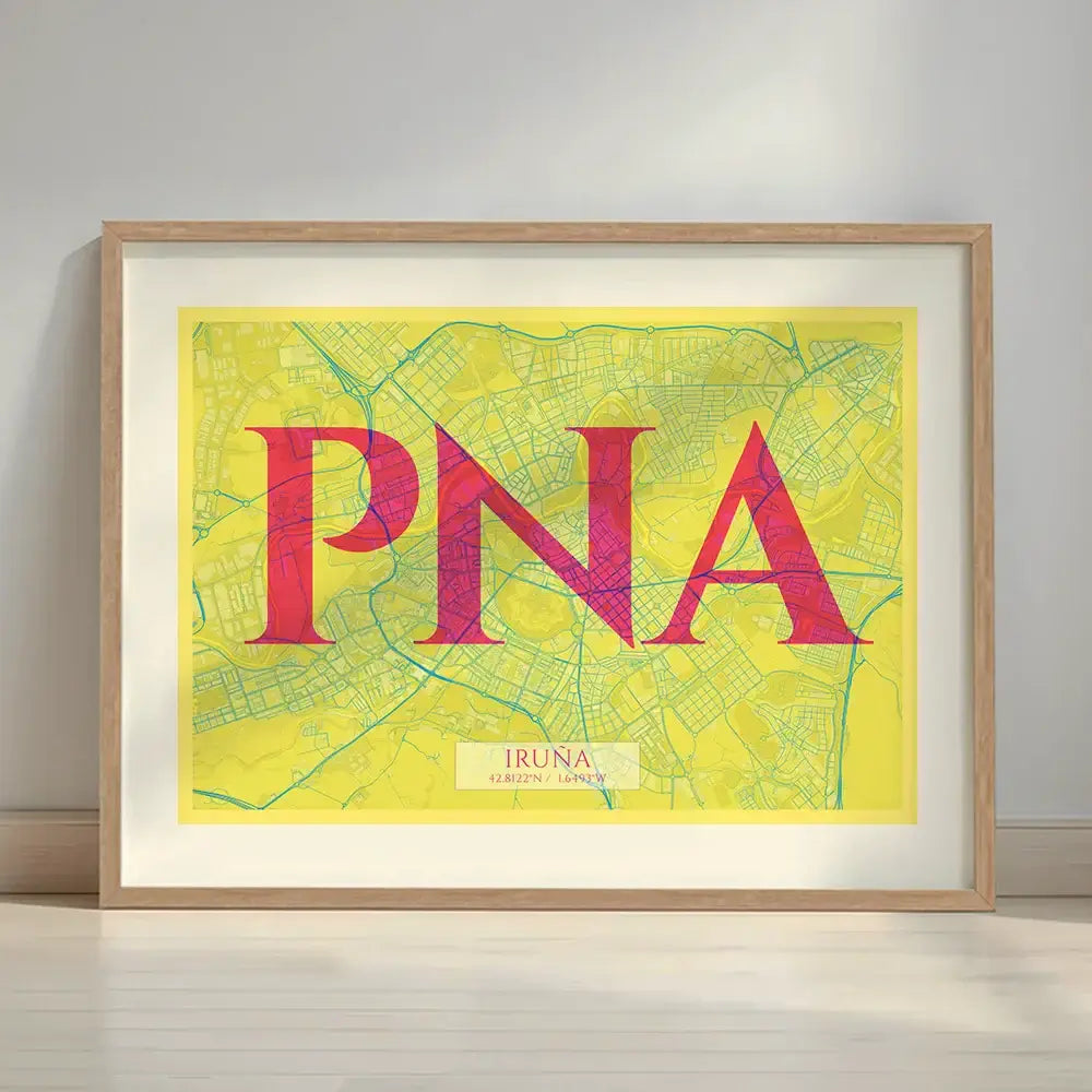 Cuadro de Iruña en el diseño la Clásica, inspirado en la tipografía cincelada con una fuente elegante que crea un bonito contraste visual diseñado en amarillo y fucsia con margen en un entorno minimalista con iluminación cálida