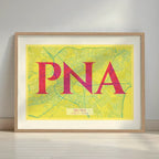 Cuadro de Iruña en el diseño la Clásica, inspirado en la tipografía cincelada con una fuente elegante que crea un bonito contraste visual diseñado en amarillo y fucsia con margen en un entorno minimalista con iluminación cálida