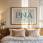 Diseño de interiores moderno con la lámina de Iruña en el diseño la Clásica, inspirado en la tipografía cincelada con una fuente elegante que crea un bonito contraste visual diseñado en gris azulado y fondo blanco roto, expuesto en la pared de un salón