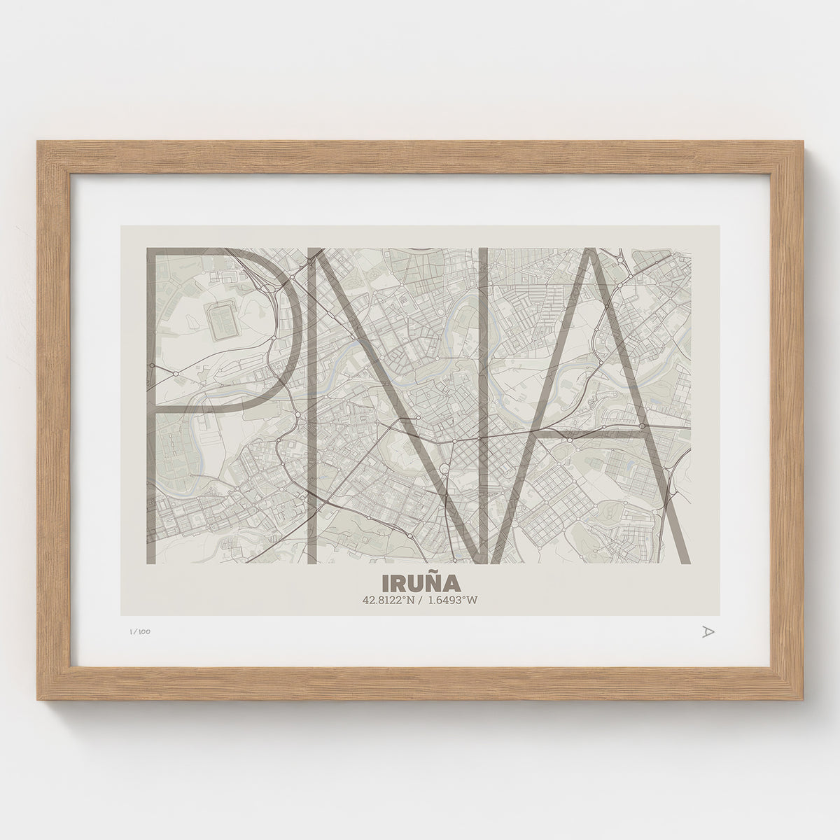 Lámina tipográfica de Iruña – diseño Ultrafina, marco de madera natural