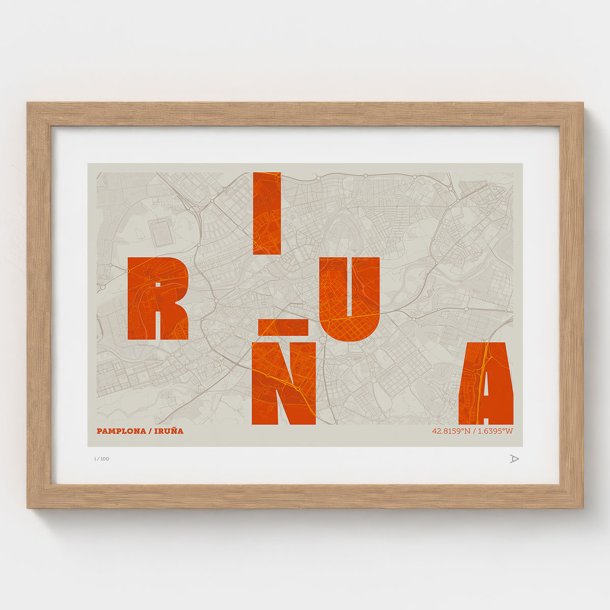Lámina tipográfica de Iruña – diseño Revoltosa, marco de madera natural