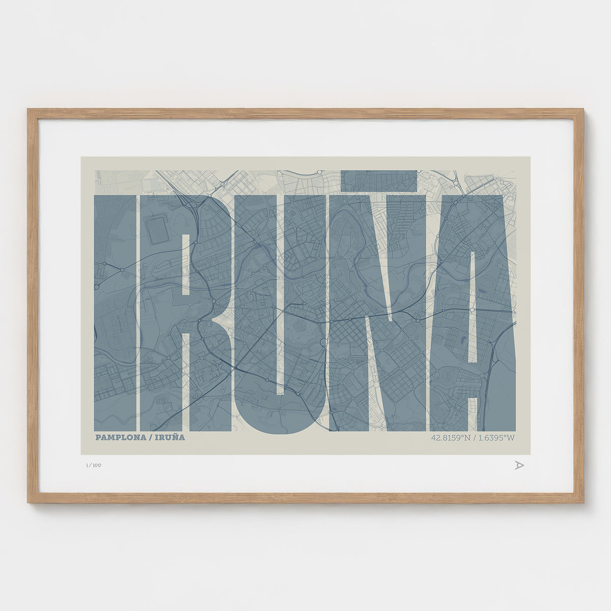 Lámina tipográfica de Iruña – diseño Extra Comprimida, marco de madera natural