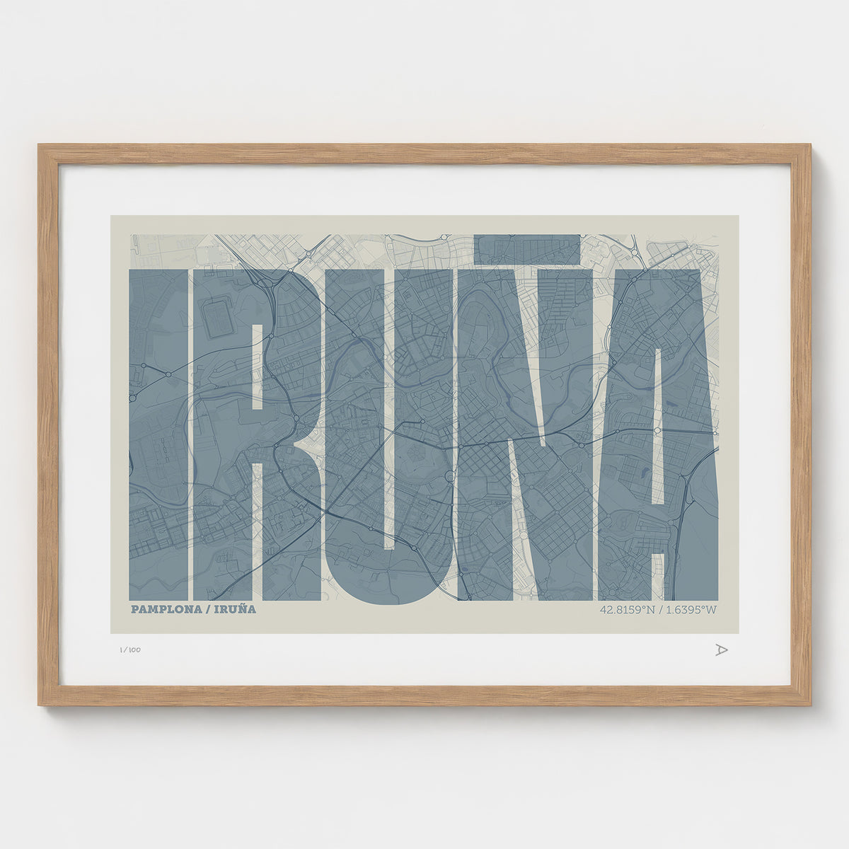 Lámina tipográfica de Iruña – diseño Extra Comprimida, marco de madera natural