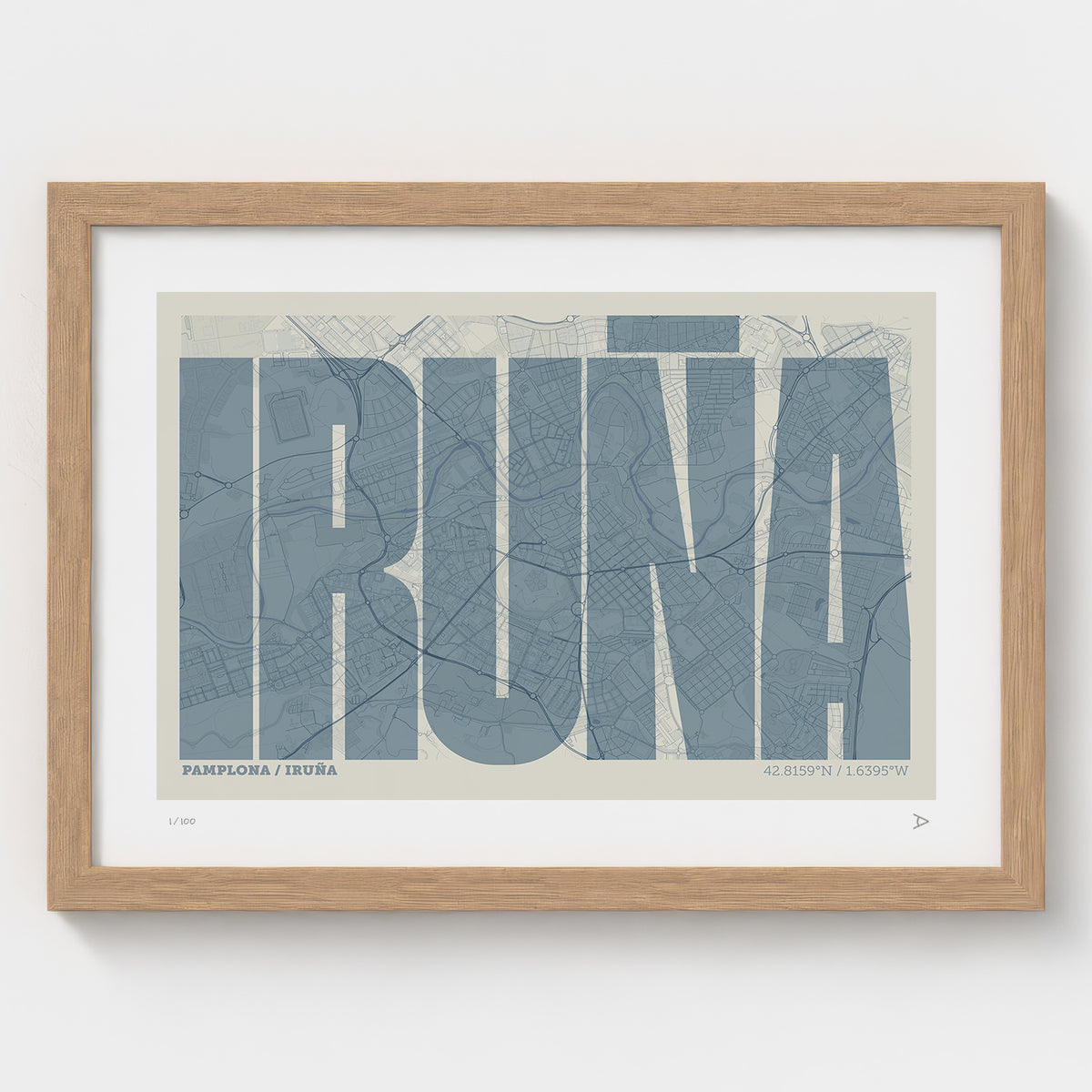 Lámina tipográfica de Iruña – diseño Extra Comprimida, marco de madera natural