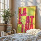 Diseño de interiores moderno con la lámina de la Latina, Madrid, en el diseño la Revoltosa, donde las letras del nombre aparecen aleatoriamente en diferentes líneas para un diseño urbano realmente original diseñado en amarillo y fucsia, expuesto en la pared de un salón