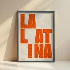 Cuadro de la Latina, Madrid, en el diseño la Revoltosa, donde las letras del nombre aparecen aleatoriamente en diferentes líneas para un diseño urbano realmente original diseñado en naranja y fondo blanco roto con impresión sin márgenes, apoyado contra la pared
