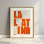 Cuadro de la Latina, Madrid, en el diseño la Revoltosa, donde las letras del nombre aparecen aleatoriamente en diferentes líneas para un diseño urbano realmente original diseñado en naranja y fondo blanco roto con margen en un entorno minimalista con iluminación cálida