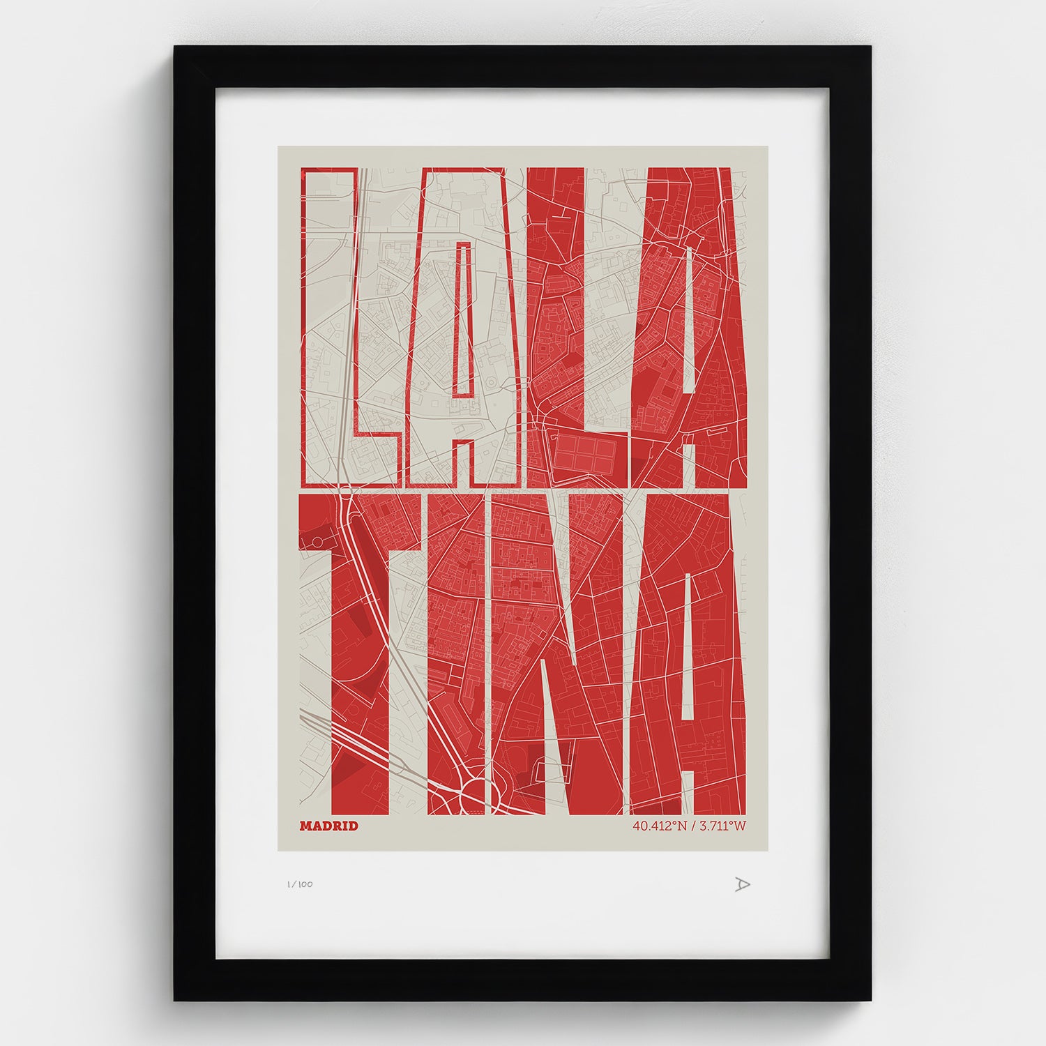 Lámina tipográfica de La Latina – diseño Extra Comprimida, marco negro