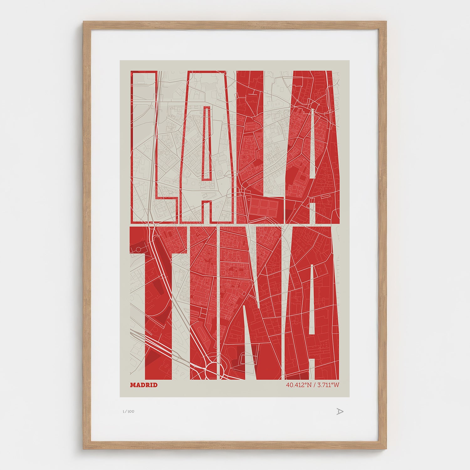 Lámina tipográfica de La Latina – diseño Extra Comprimida, marco de madera natural