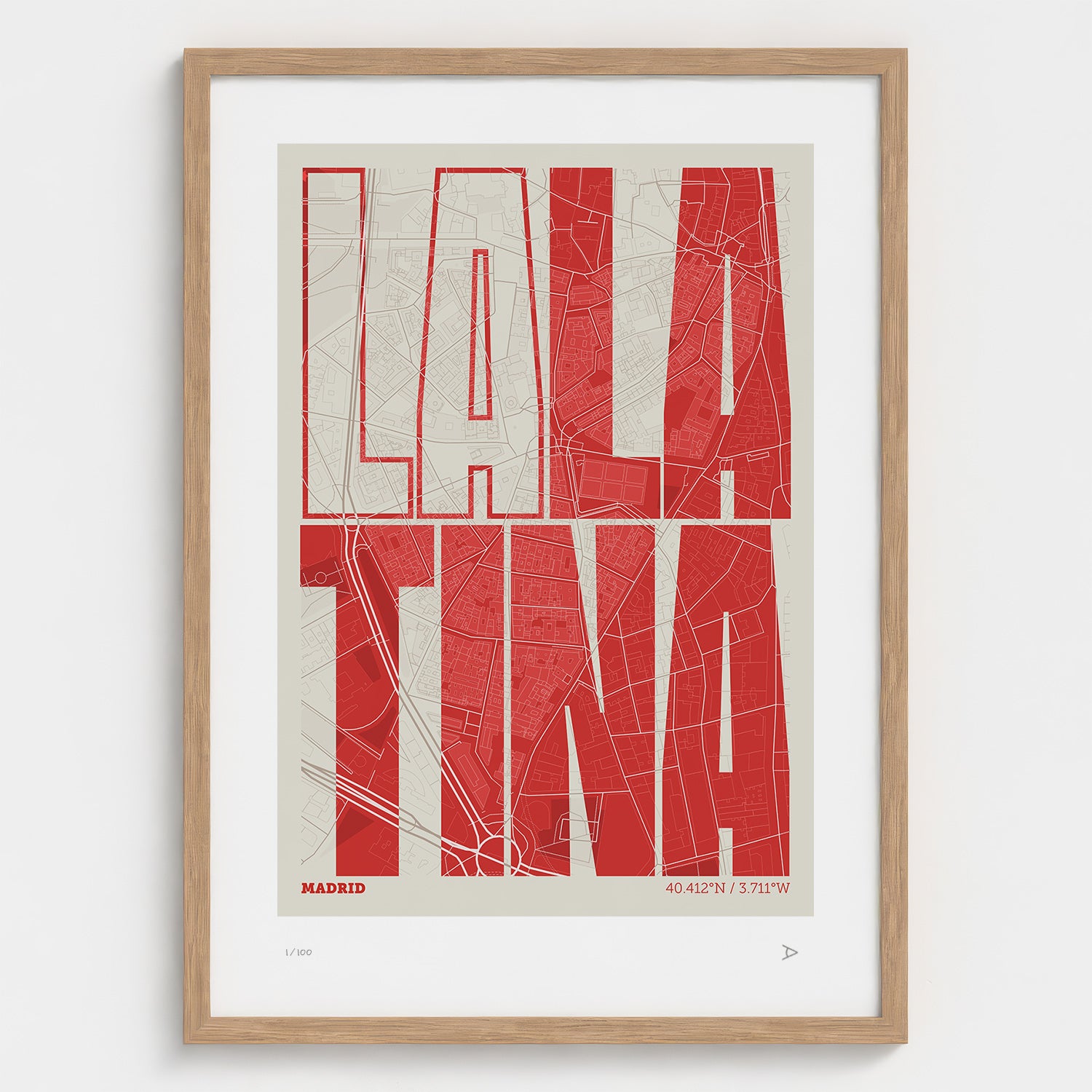 Lámina tipográfica de La Latina – diseño Extra Comprimida, marco de madera natural