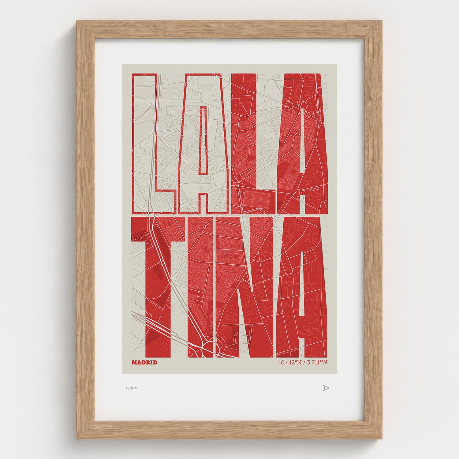 Lámina tipográfica de La Latina – diseño Extra Comprimida, marco de madera natural