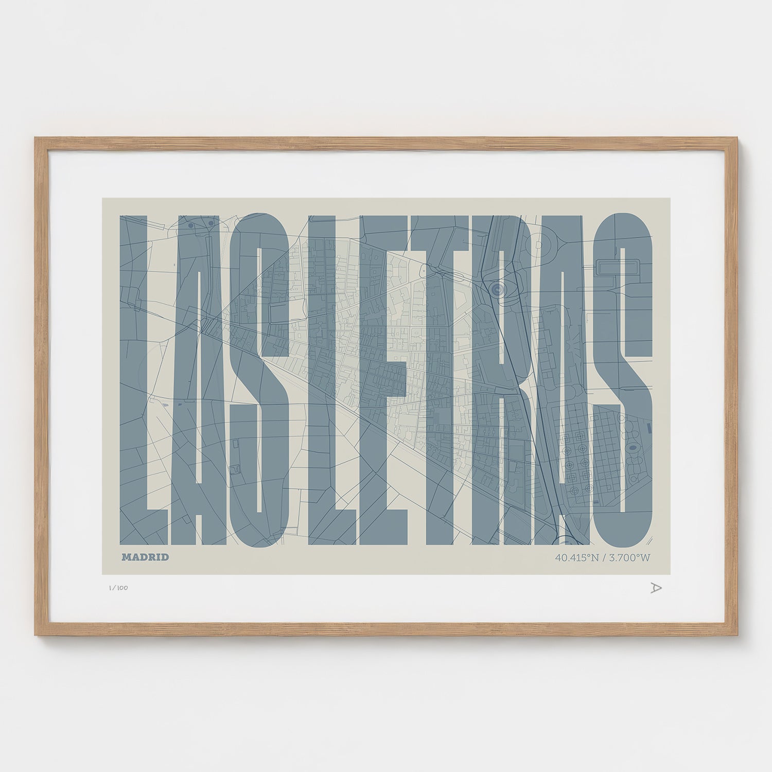 Lámina tipográfica de Las Letras – diseño Extra Comprimida, marco de madera natural