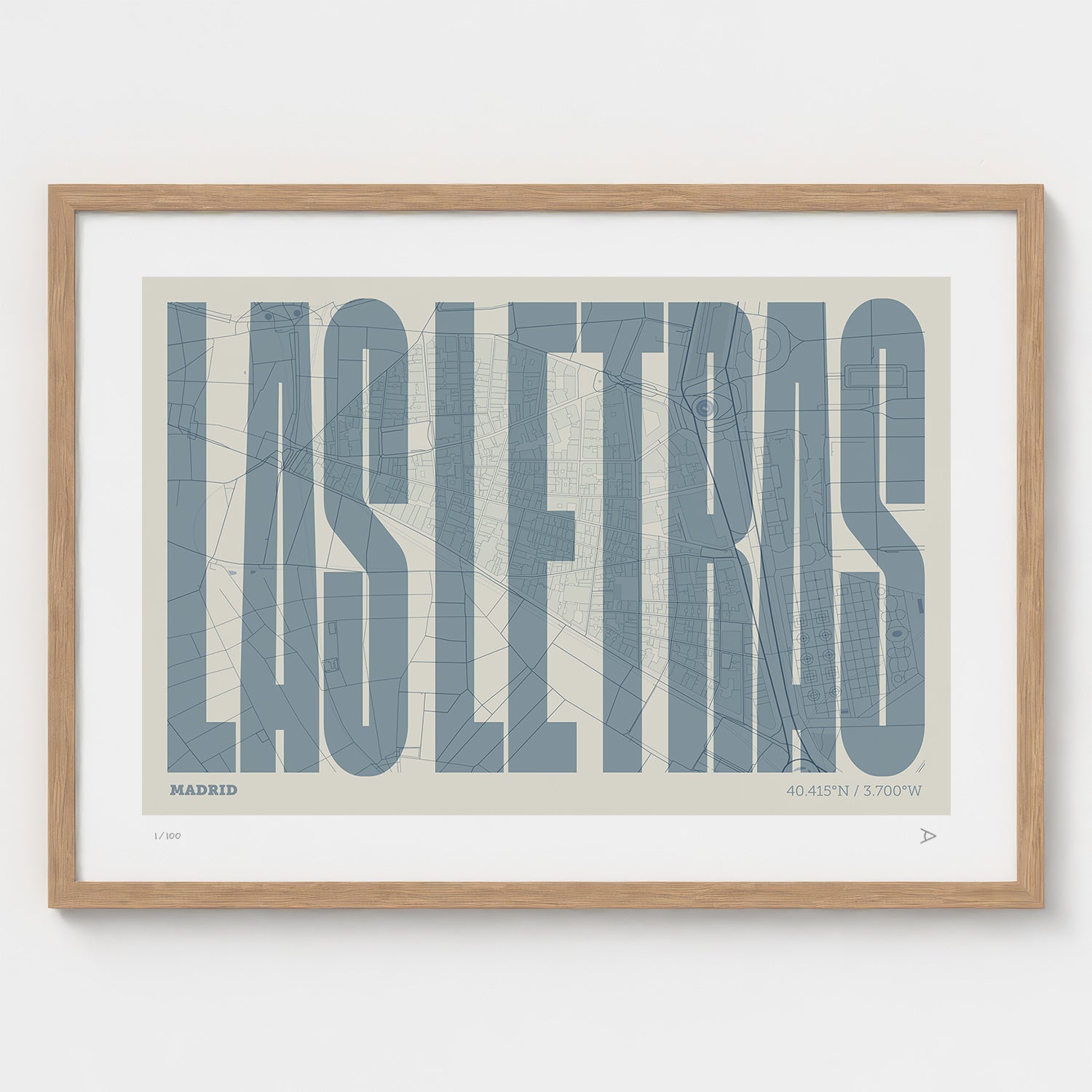 Lámina tipográfica de Las Letras – diseño Extra Comprimida, marco de madera natural