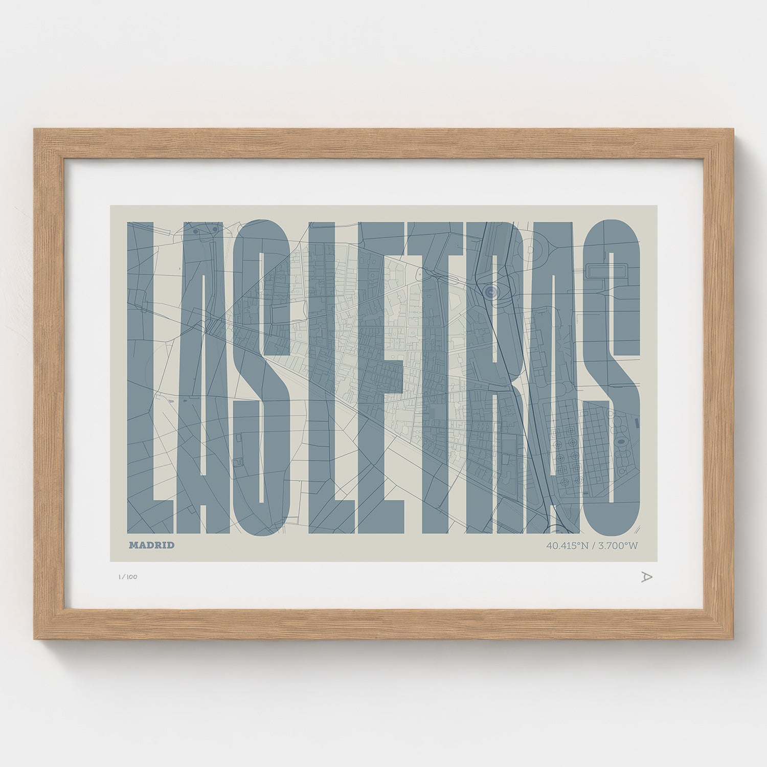 Lámina tipográfica de Las Letras – diseño Extra Comprimida, marco de madera natural