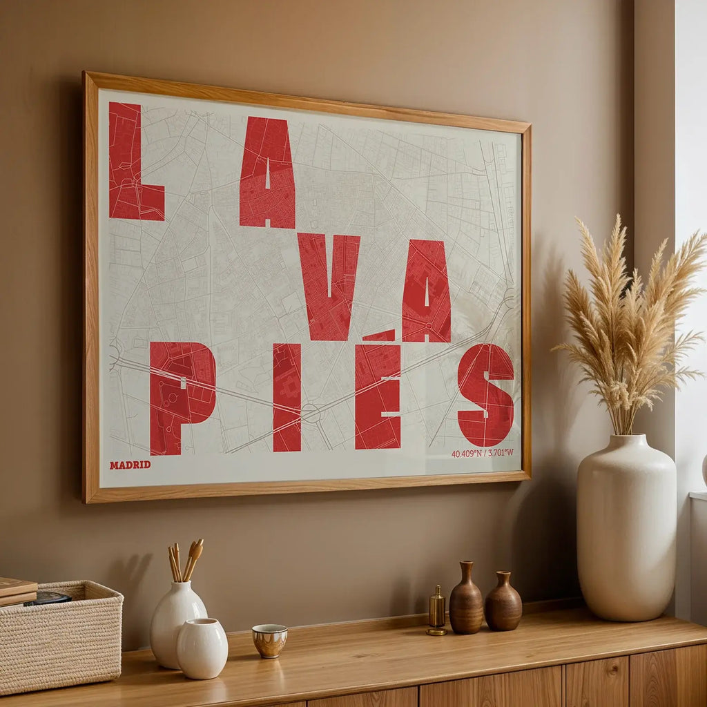Diseño de interiores moderno con la lámina de Lavapiés, Madrid, en el diseño la Revoltosa, donde las letras del nombre aparecen aleatoriamente en diferentes líneas para un diseño urbano realmente original diseñado en rojo y fondo blanco roto, expuesto en la pared de un salón