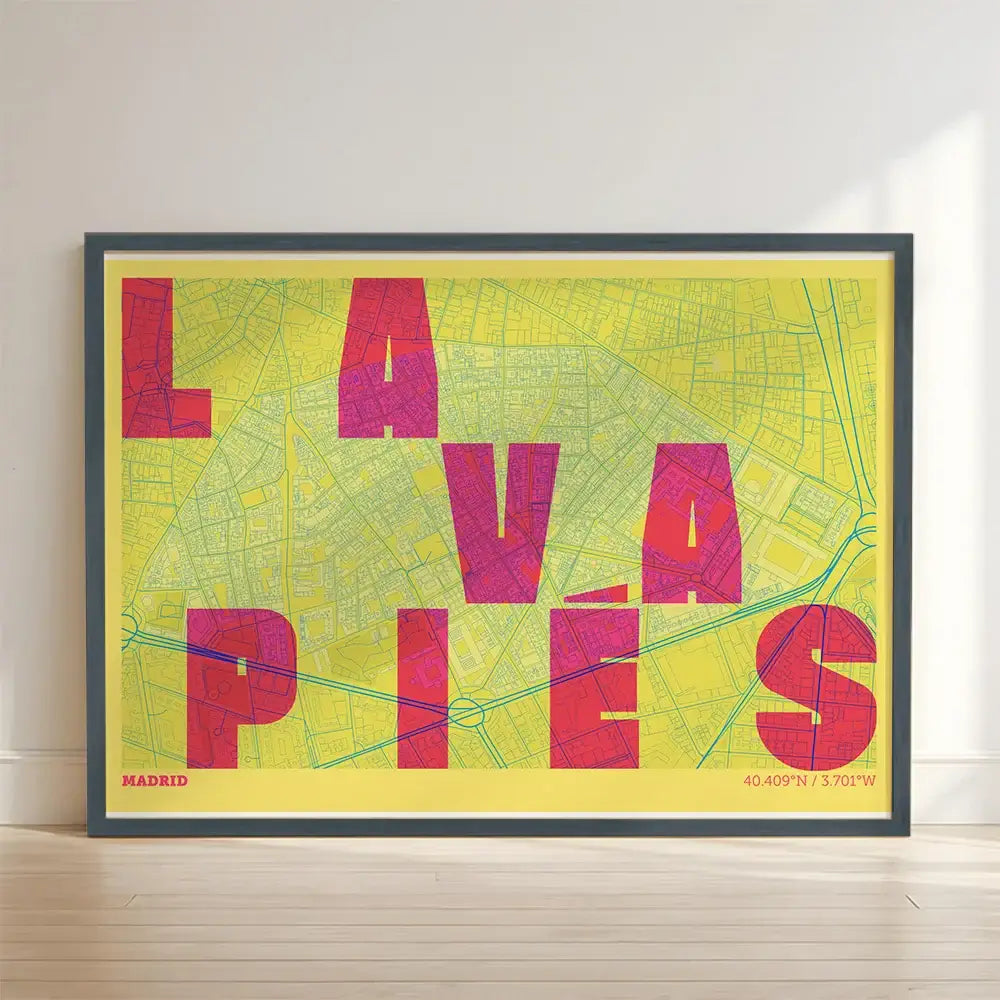 Cuadro de Lavapiés, Madrid, en el diseño la Revoltosa, donde las letras del nombre aparecen aleatoriamente en diferentes líneas para un diseño urbano realmente original diseñado en amarillo y fucsia con impresión sin márgenes, apoyado contra la pared
