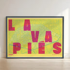 Cuadro de Lavapiés, Madrid, en el diseño la Revoltosa, donde las letras del nombre aparecen aleatoriamente en diferentes líneas para un diseño urbano realmente original diseñado en amarillo y fucsia con impresión sin márgenes, apoyado contra la pared