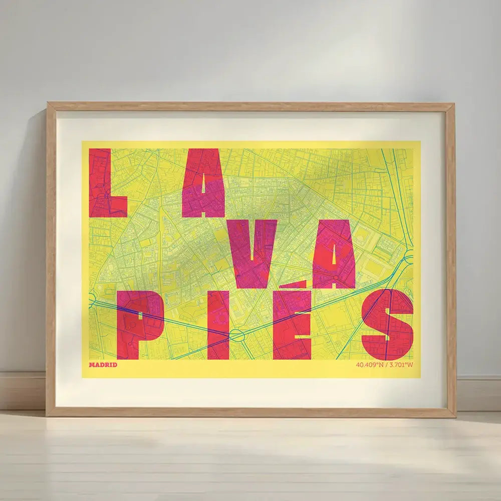 Cuadro de Lavapiés, Madrid, en el diseño la Revoltosa, donde las letras del nombre aparecen aleatoriamente en diferentes líneas para un diseño urbano realmente original diseñado en amarillo y fucsia con margen en un entorno minimalista con iluminación cálida
