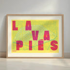 Cuadro de Lavapiés, Madrid, en el diseño la Revoltosa, donde las letras del nombre aparecen aleatoriamente en diferentes líneas para un diseño urbano realmente original diseñado en amarillo y fucsia con margen en un entorno minimalista con iluminación cálida